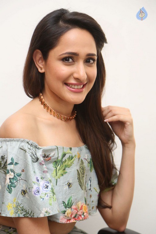 Pragya Jaiswal Latest Pics - 20 / 42 photos