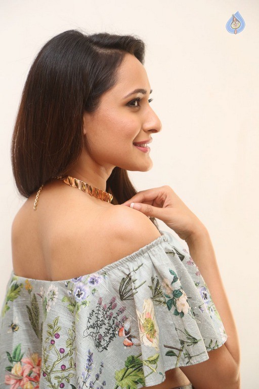Pragya Jaiswal Latest Pics - 35 / 42 photos