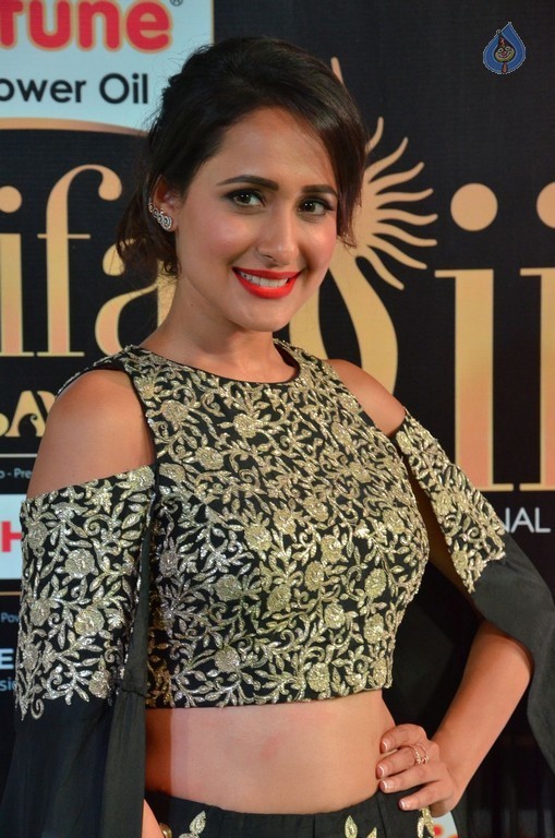 Pragya Jaiswal Pics - 12 / 26 photos