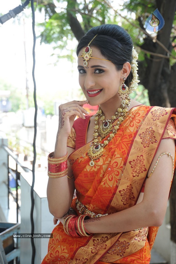 Pragya Jaiswal Stills - 19 / 82 photos