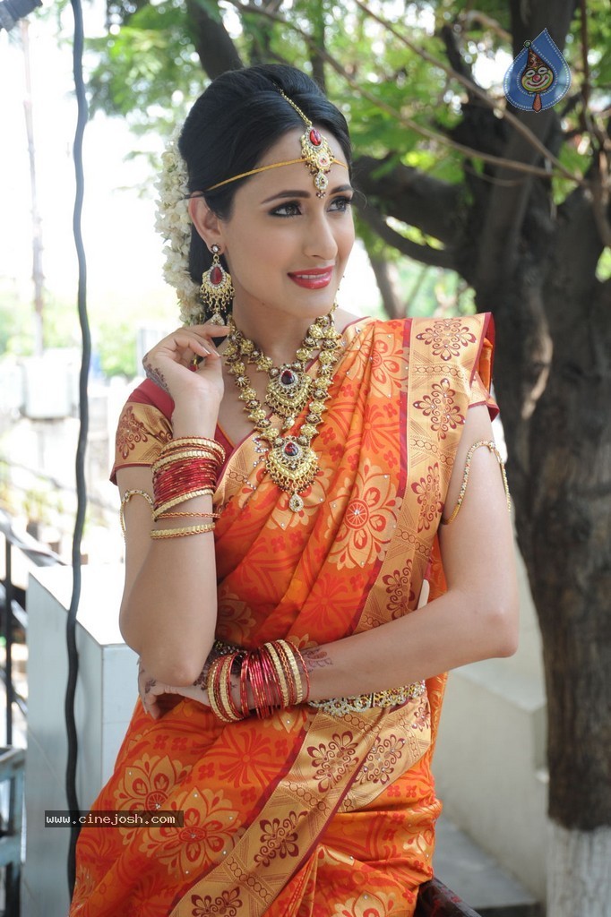 Pragya Jaiswal Stills - 28 / 82 photos