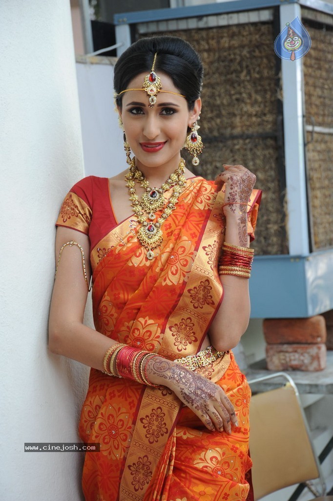 Pragya Jaiswal Stills - 31 / 82 photos