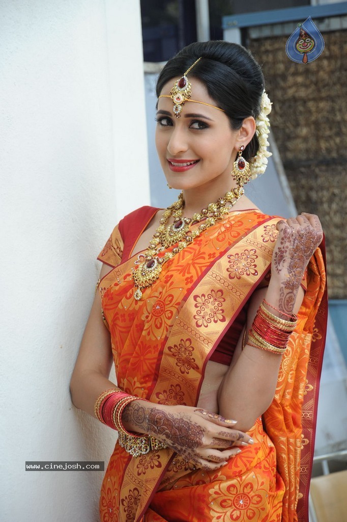 Pragya Jaiswal Stills - 38 / 82 photos