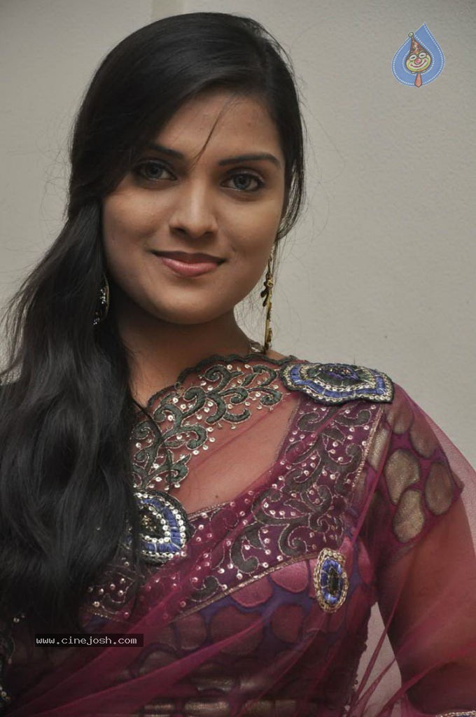 Prakruti Stills - 27 / 60 photos