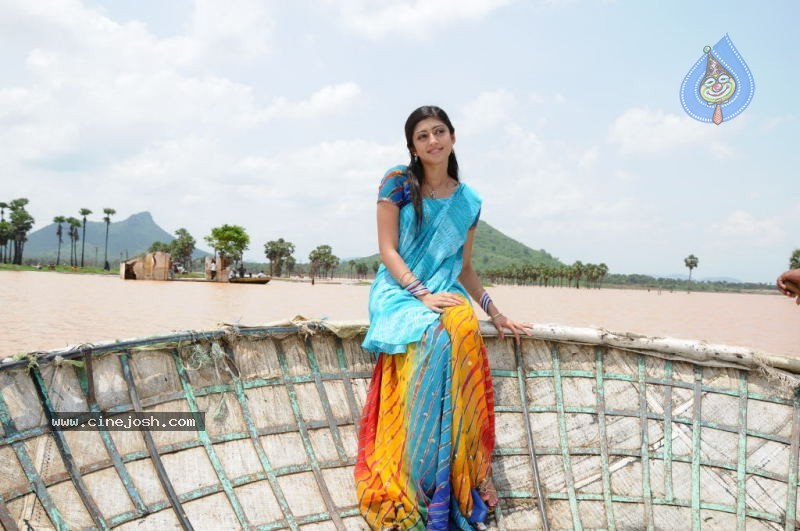 Pranitha New Stills - 13 / 42 photos