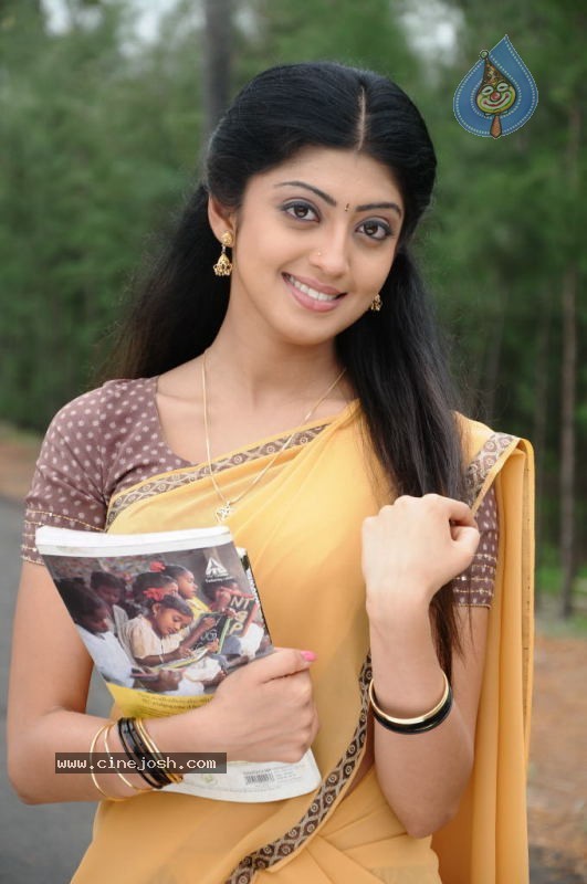 Pranitha New Stills - 18 / 42 photos