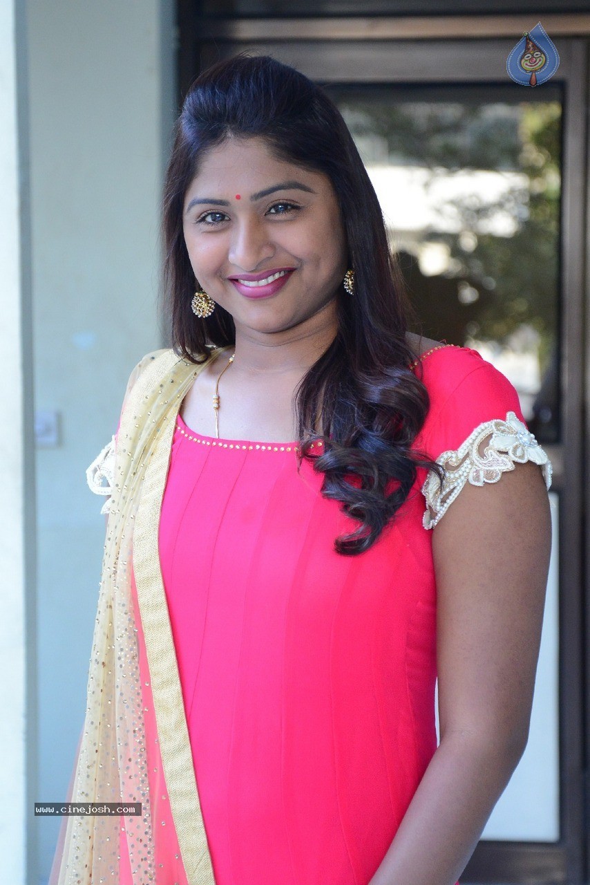 Praveena New Stills - 11 / 41 photos