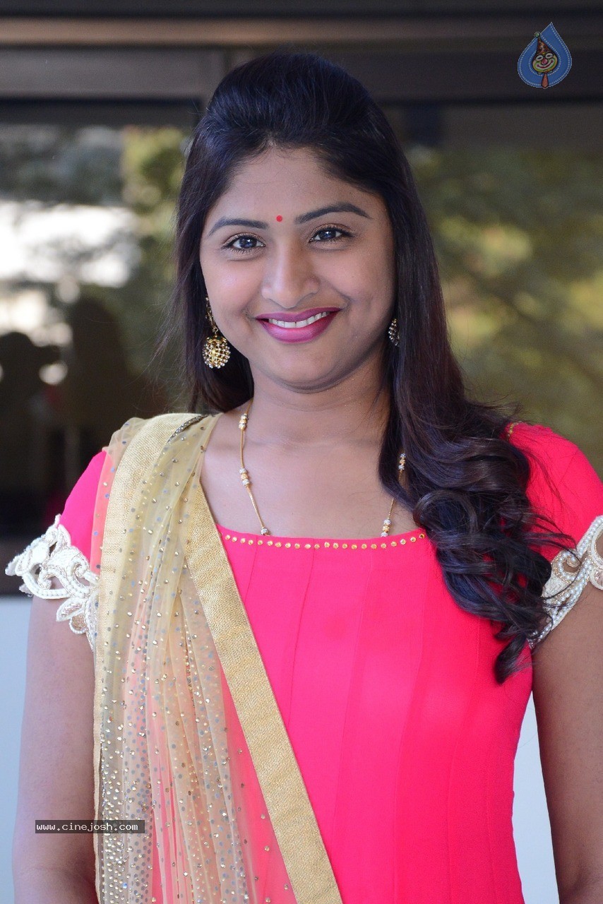 Praveena New Stills - 13 / 41 photos