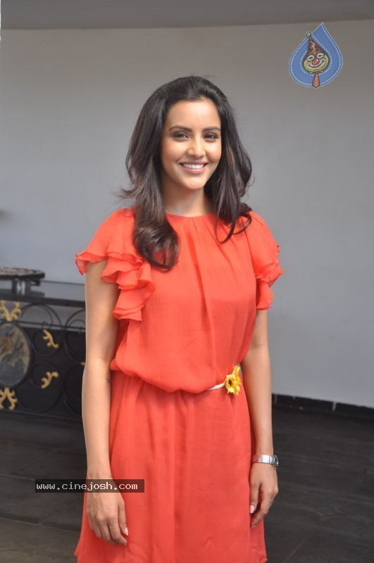 Priya Anand Photos - 34 / 53 photos