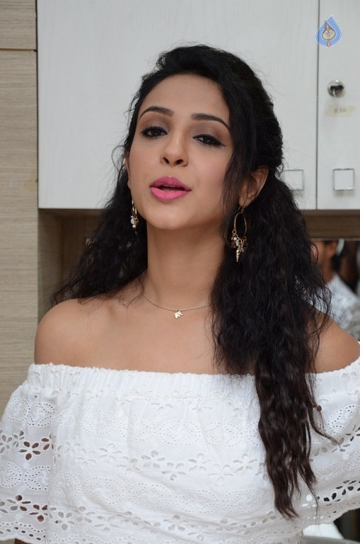 Priya Shri New Stills - 28 / 35 photos