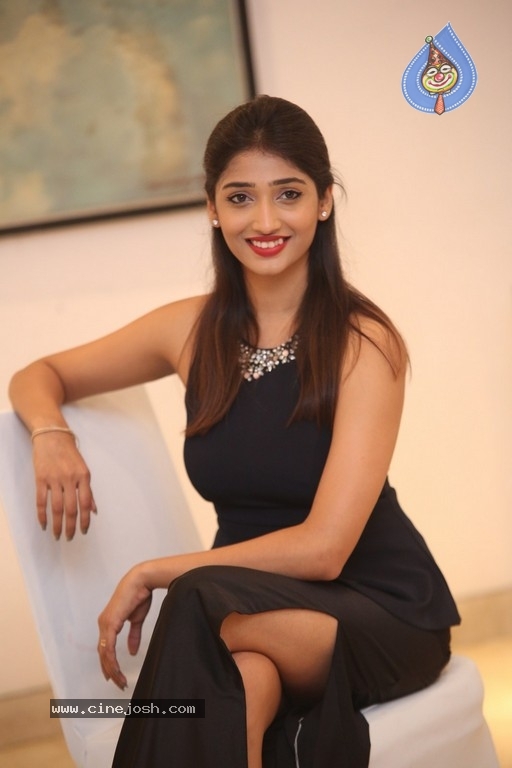 Priya Vadlamani Stills - 16 / 18 photos