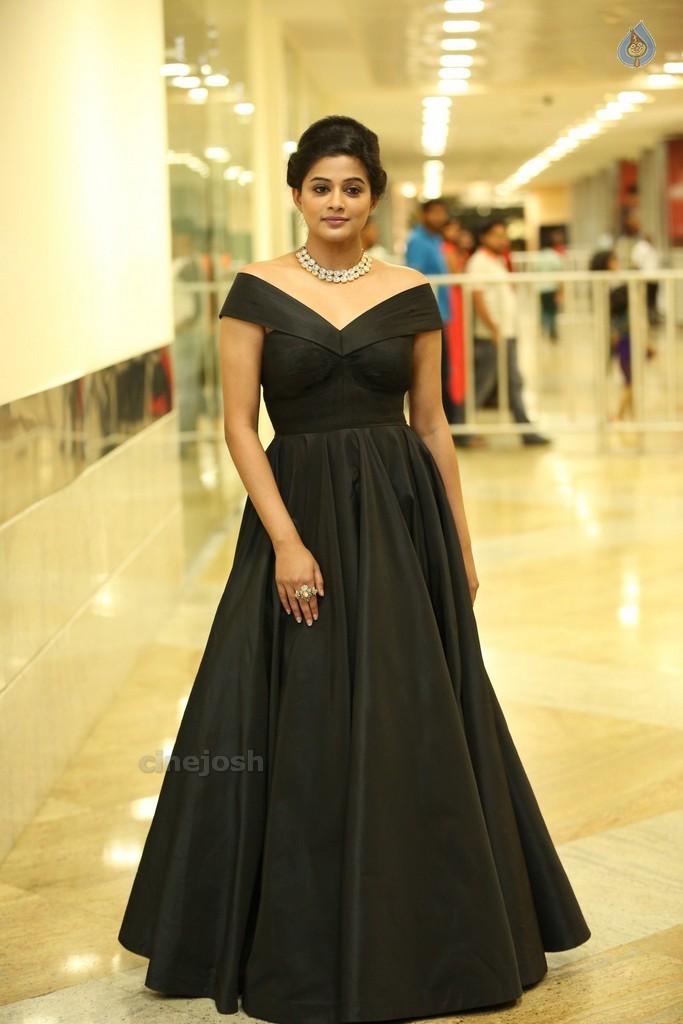 Priyamani Latest Pics - 30 / 40 photos
