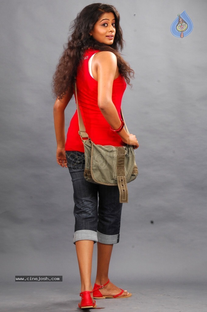 Priyamani New Hot Stills - 24 / 86 photos