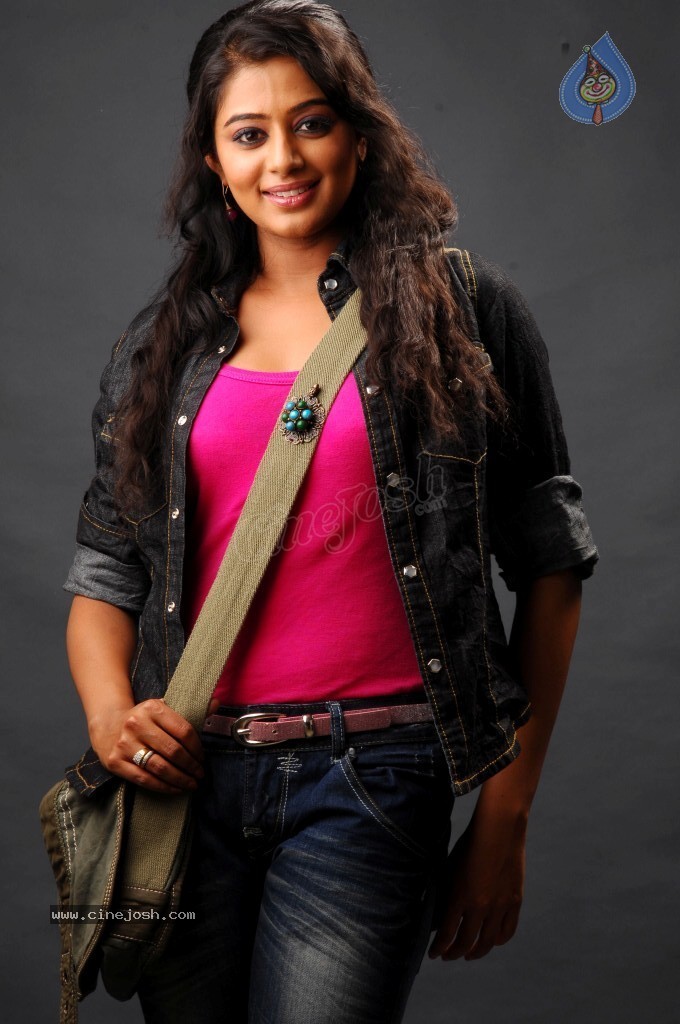 Priyamani New Hot Stills - 35 / 86 photos
