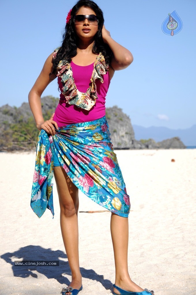 Priyamani New Hot Stills - 45 / 86 photos