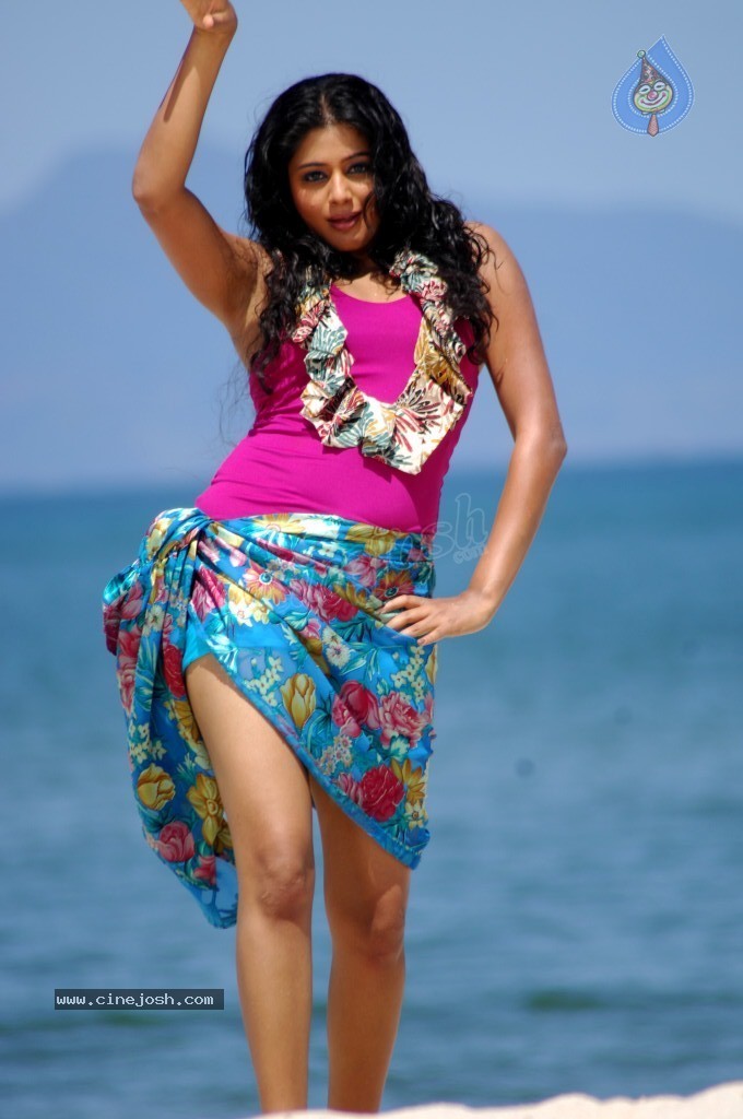 Priyamani New Hot Stills - 74 / 86 photos