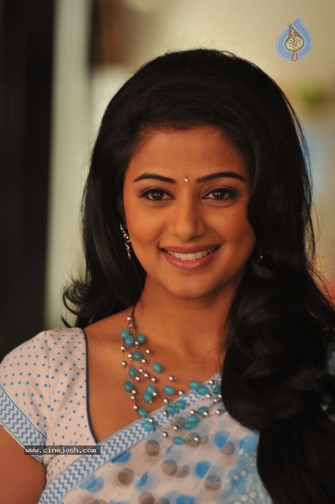Priyamani New Images - 13 / 16 photos