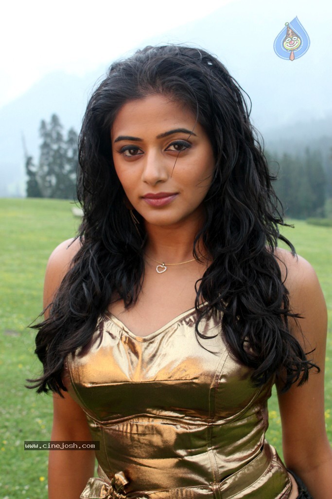 Priyamani New Photos - 34 / 55 photos