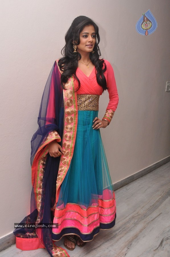 Priyamani New Photos - 28 / 81 photos