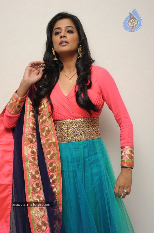 Priyamani New Photos - 37 / 81 photos