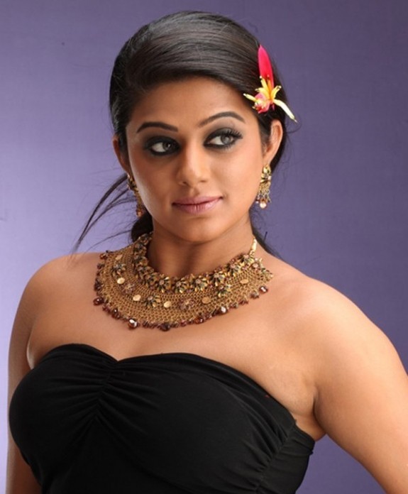 Priyamani New Pics - 14 / 14 photos