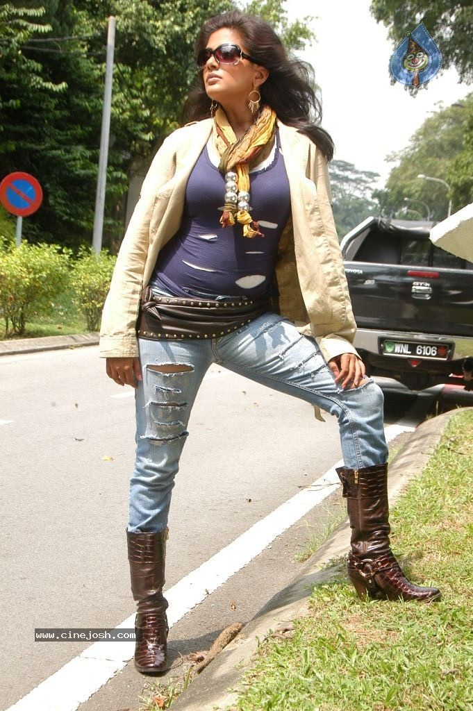 Priyamani New Stills - 18 / 57 photos