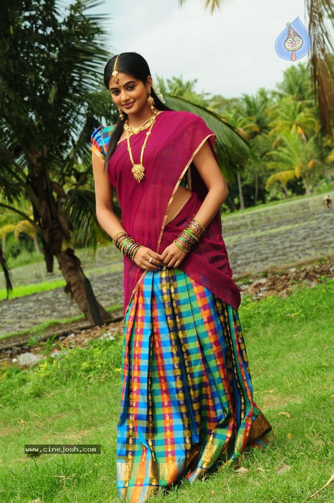 Priyamani New Stills - 4 / 7 photos