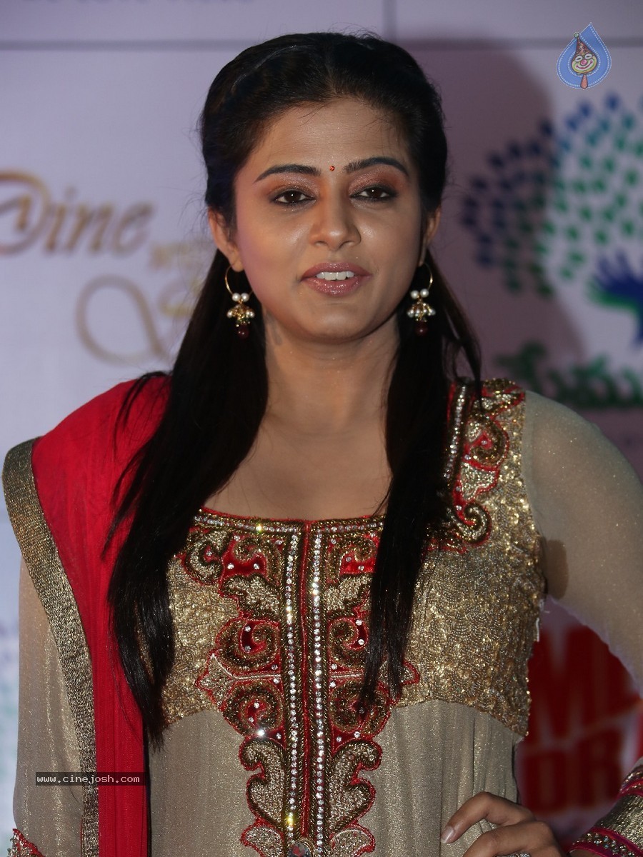 Priyamani Pics - 36 / 61 photos