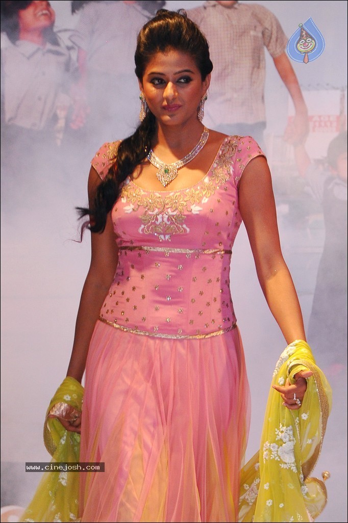 Priyamani Ramp Walk Photos - 34 / 40 photos
