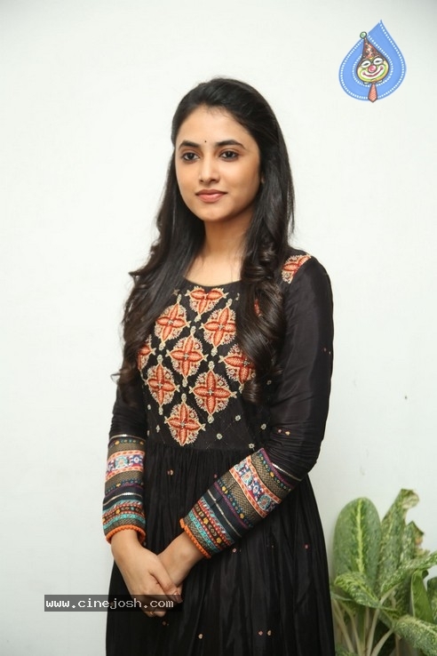 Priyanka Arul Mohan Photos - 1 / 21 photos