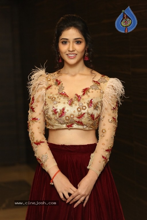 Priyanka Jawalkar at Taxiwala Pre Release - 14 / 17 photos