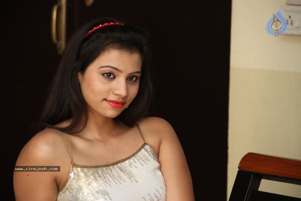 Priyanka Latest Hot Stills - 91 / 115 photos