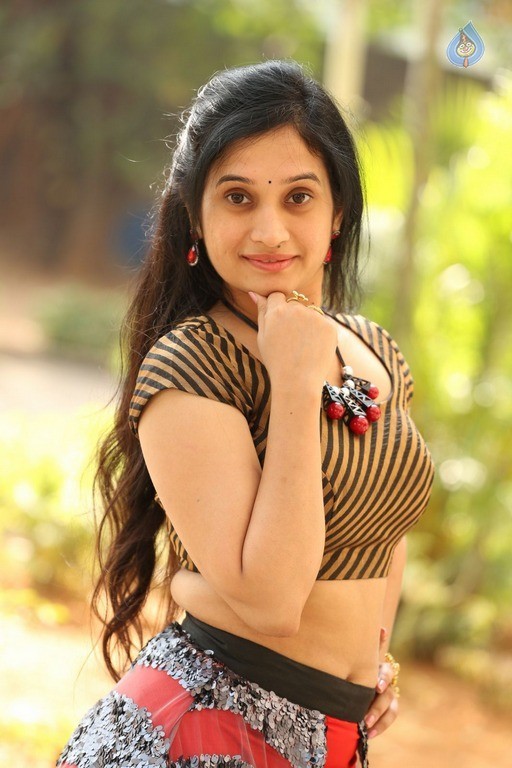 Priyanka Pallavi Latest Images - 27 / 53 photos