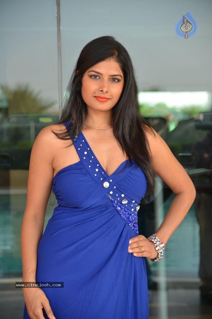 Priyanka Shah Hot Stills - 71 / 108 photos
