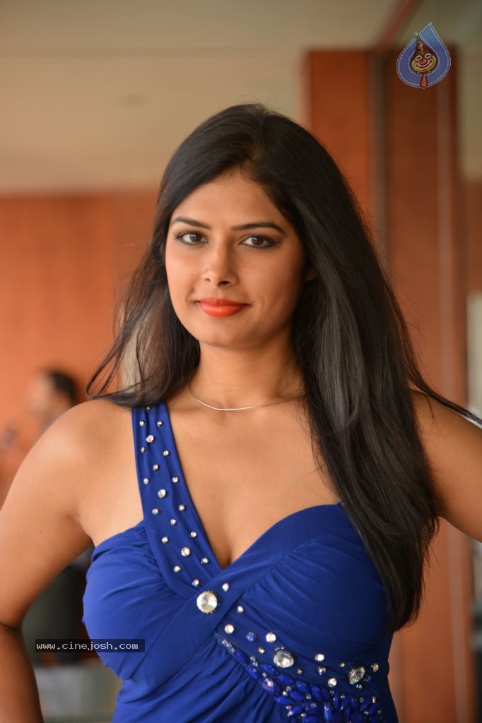 Priyanka Shah Hot Stills - 98 / 108 photos
