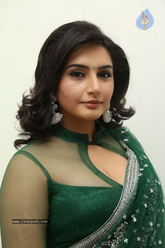 Raagini Spicy Pics - 37 / 51 photos