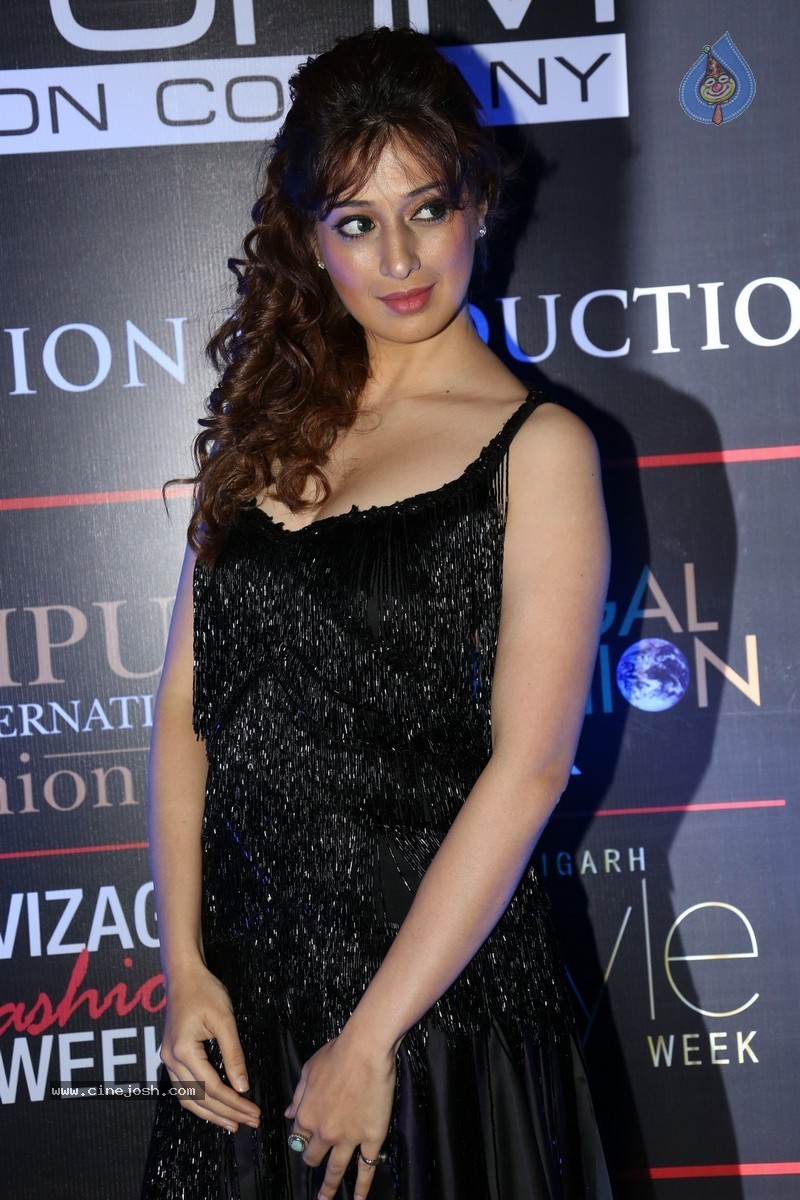 Raai Laxmi New Stills - 101 / 139 photos