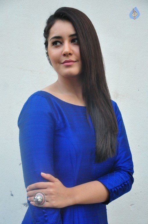 Raashi Khanna Gallery - 17 / 35 photos