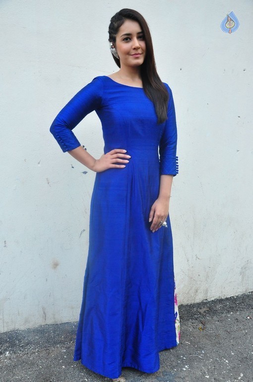 Raashi Khanna Gallery - 21 / 35 photos