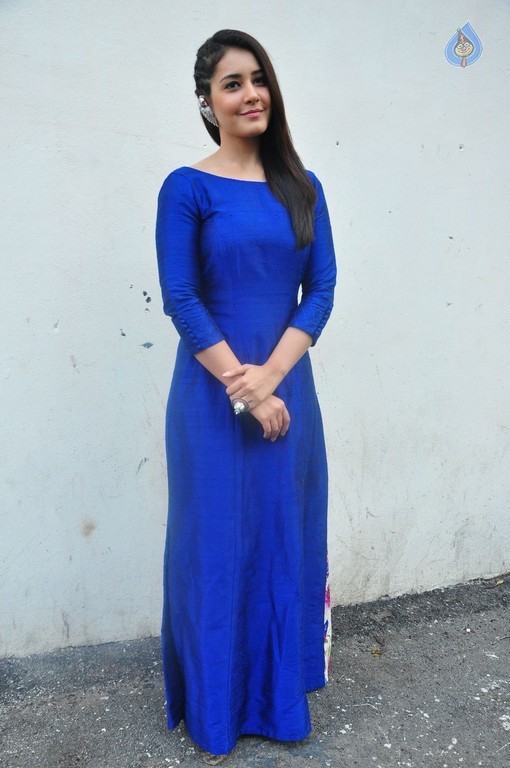 Raashi Khanna Gallery - 32 / 35 photos