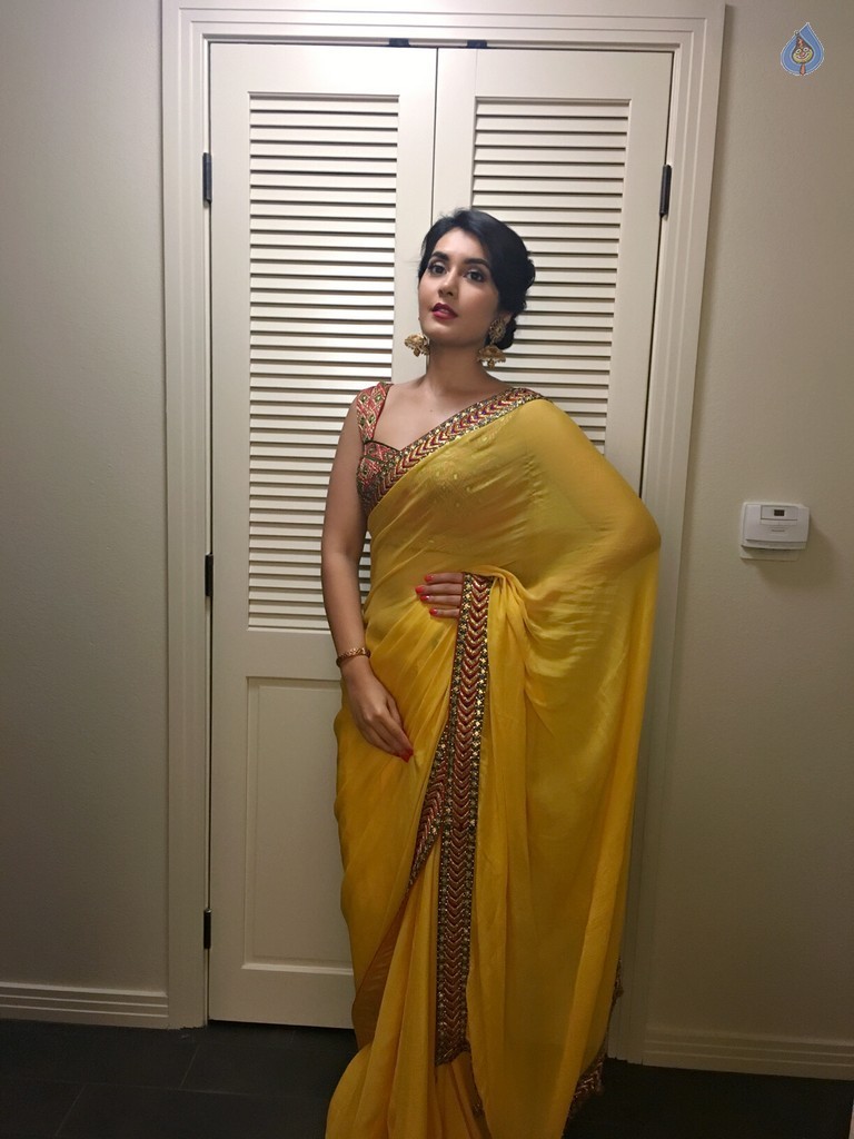 Raashi Khanna Gallery - 5 / 20 photos