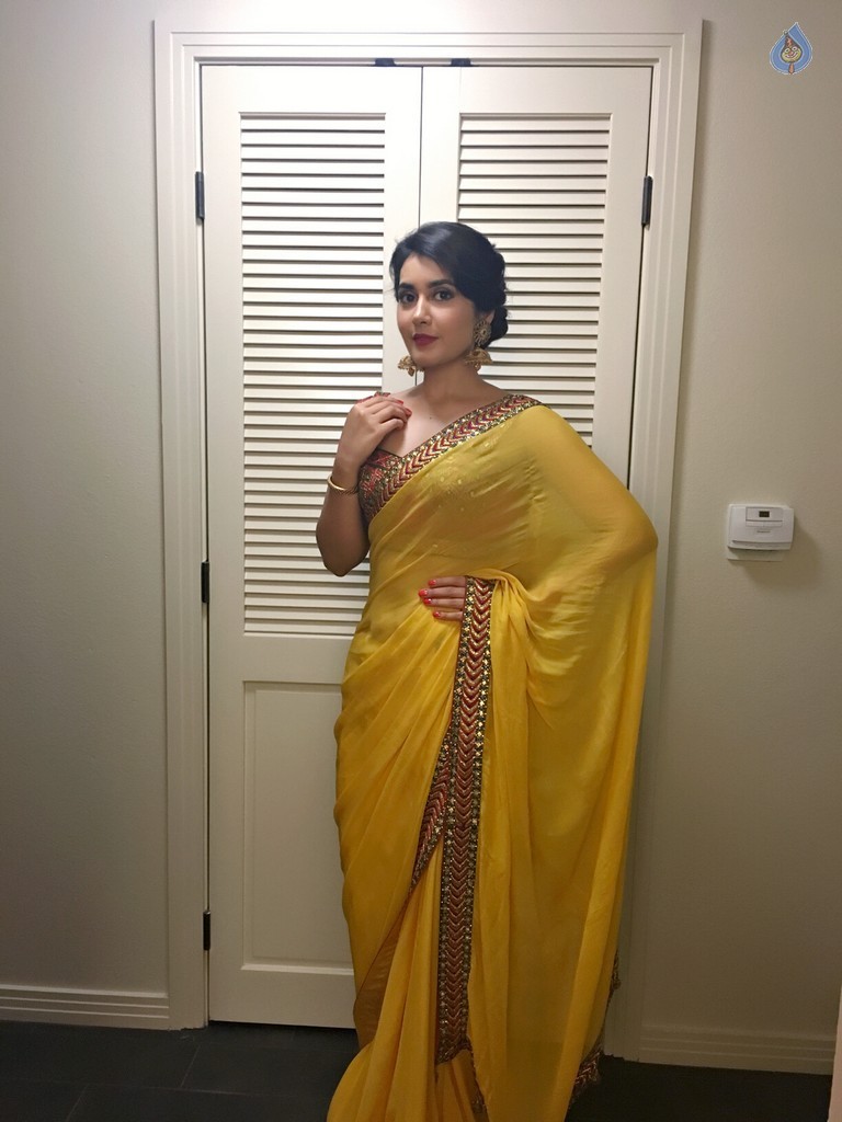 Raashi Khanna Gallery - 15 / 20 photos