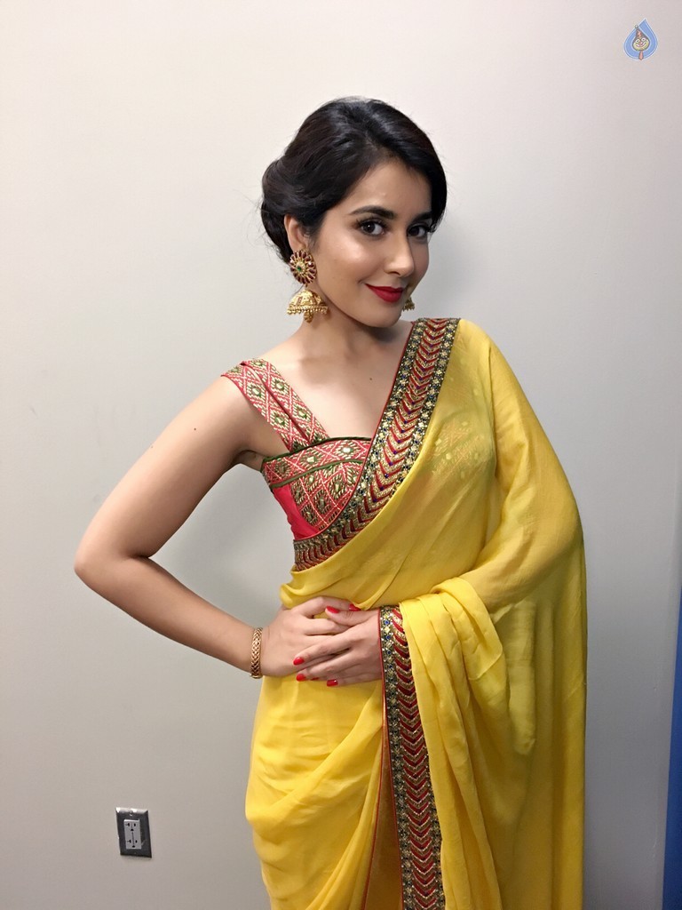 Raashi Khanna Gallery - 16 / 20 photos