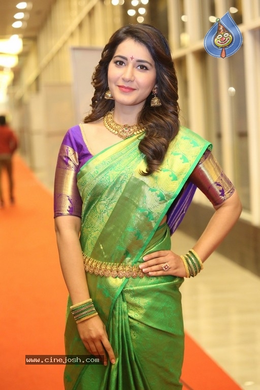 Raashi Khanna Gallery - 8 / 38 photos