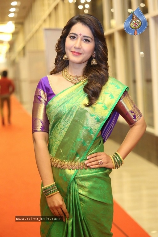 Raashi Khanna Gallery - 19 / 38 photos