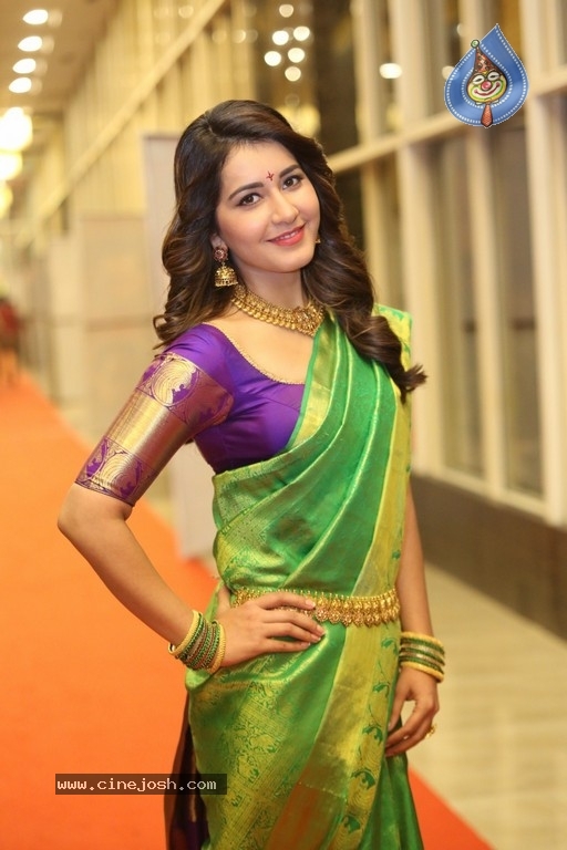 Raashi Khanna Gallery - 24 / 38 photos