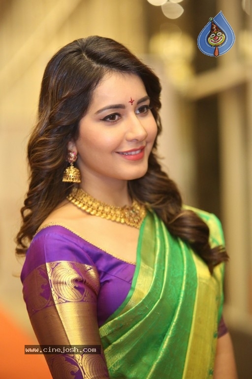 Raashi Khanna Gallery - 30 / 38 photos