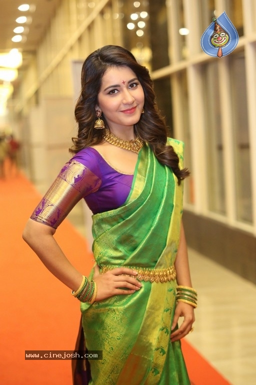 Raashi Khanna Gallery - 34 / 38 photos