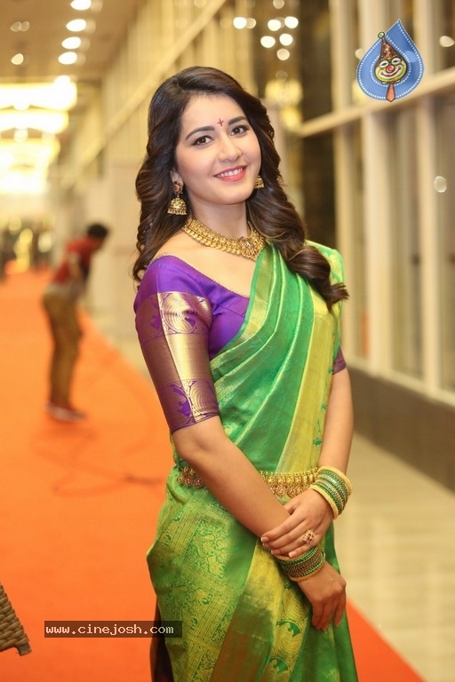 Raashi Khanna Gallery - 35 / 38 photos