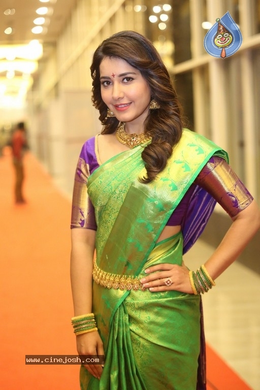 Raashi Khanna Gallery - 38 / 38 photos